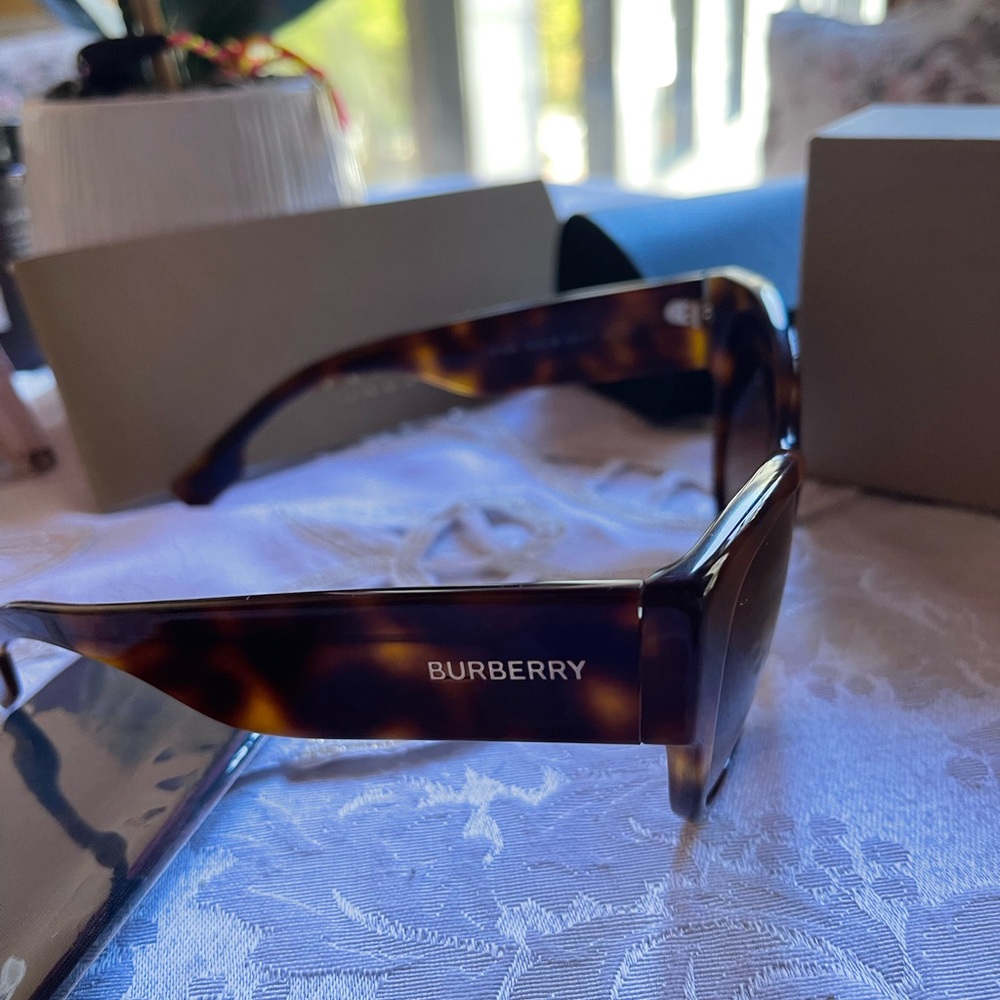 Burberry sunglasses 😎